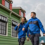 2 collega's VDE dragen gereedschap
