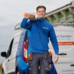 Collega elektrotechniek KBK draagt materialen