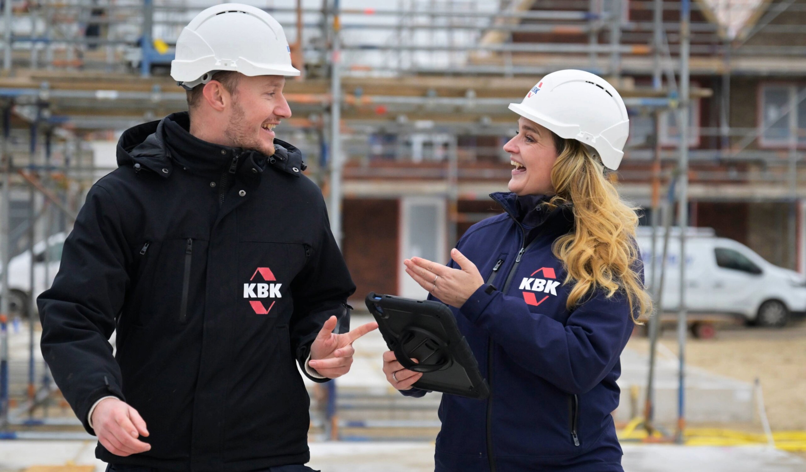 Collega's lachen op de bouwplaats