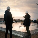 Collega's overleggen op de bouwplaats
