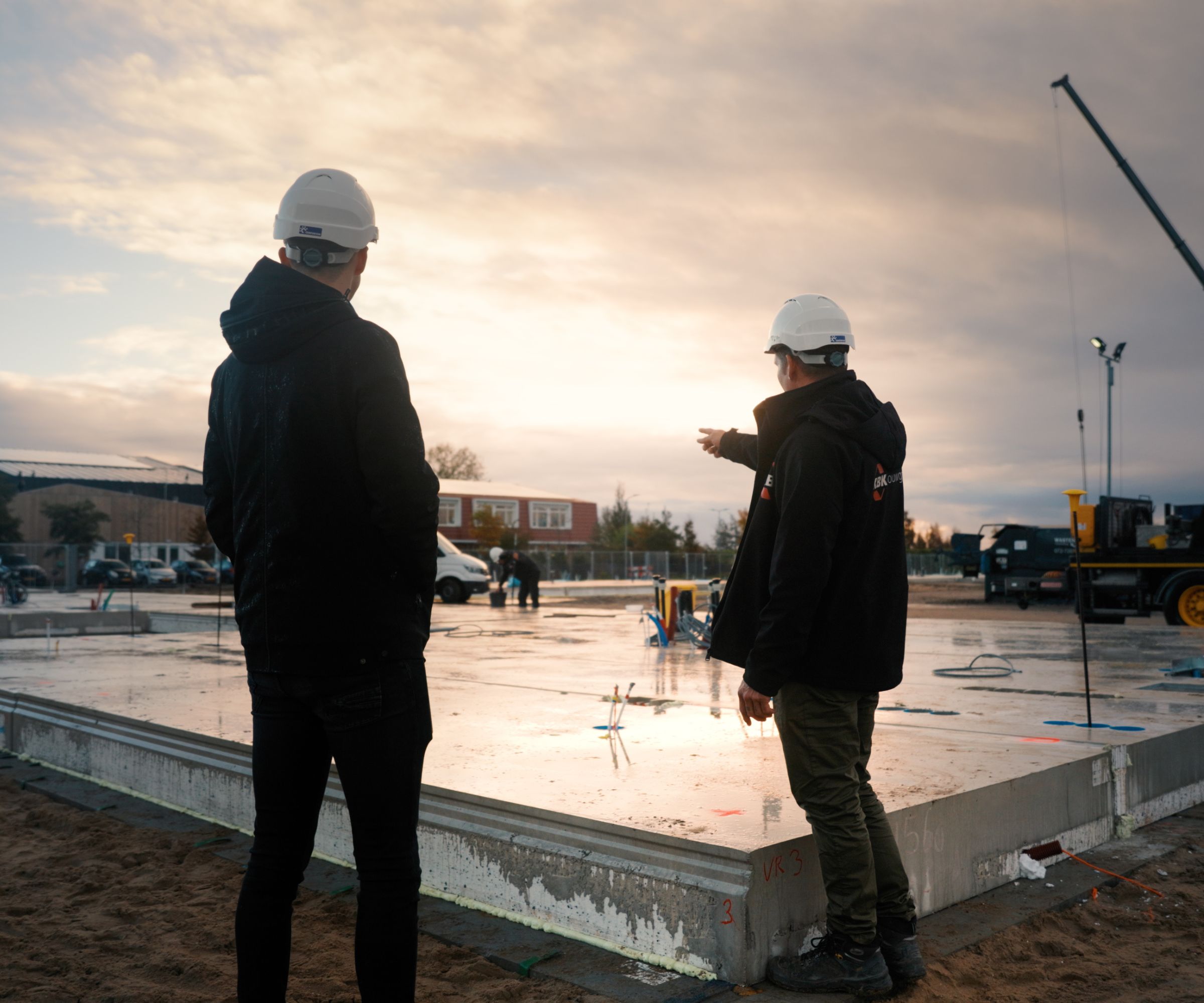 Collega's overleggen op de bouwplaats