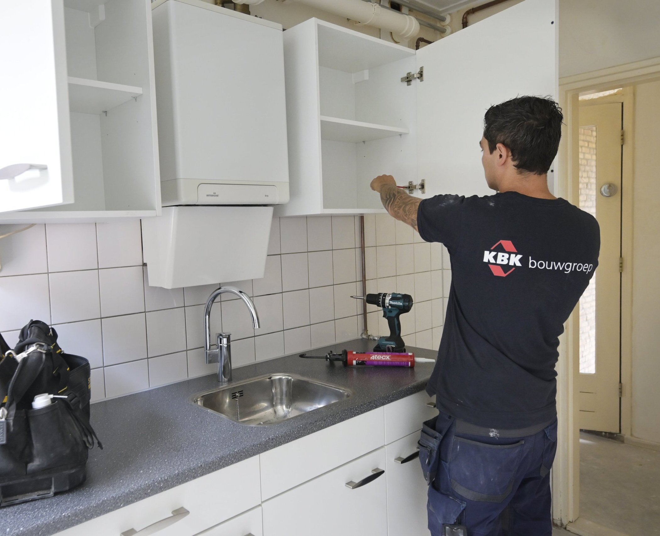 Het afwerken van een mutatiekeuken in een woning