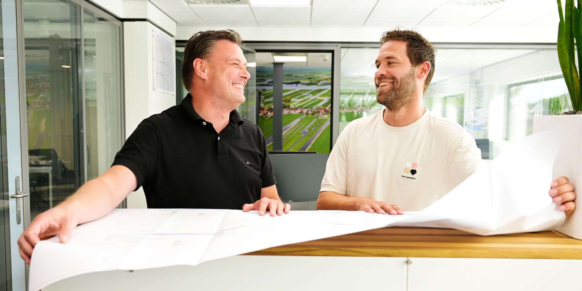 Projectbegeleiders bespreken de voortgang van een project