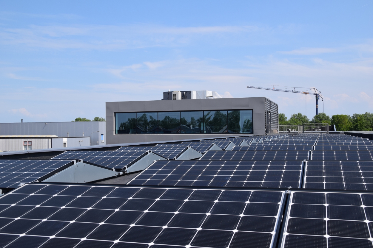 Zonnepanelen op het dak van KBK bouwgroep maken ons pand CO2 neutraal