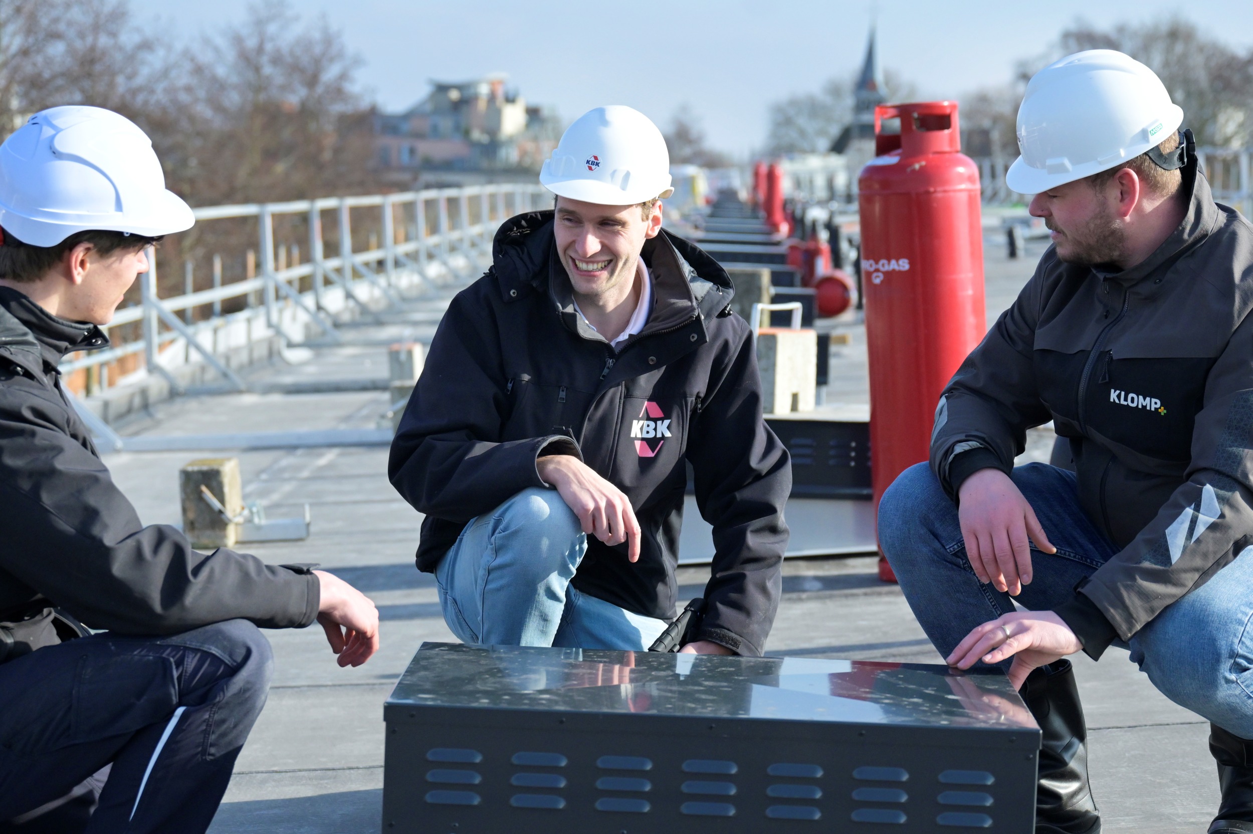 Ard in overleg met zijn buddy Stef en de co-maker Klomp