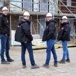 Leo op de bouwplaats in overleg met zijn collega's
