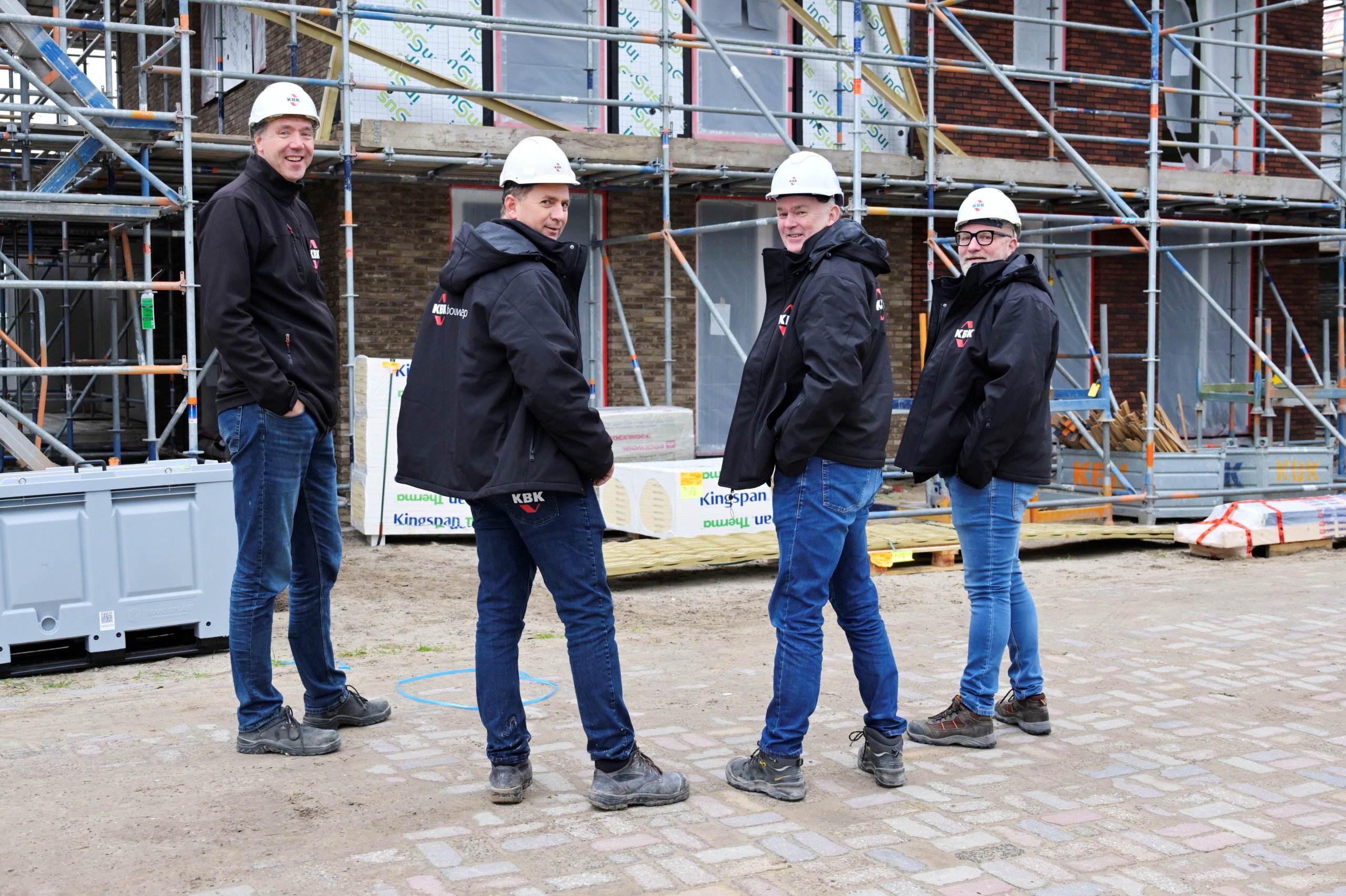 Leo op de bouwplaats in overleg met zijn collega's