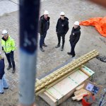 Leo in gesprek met collega's