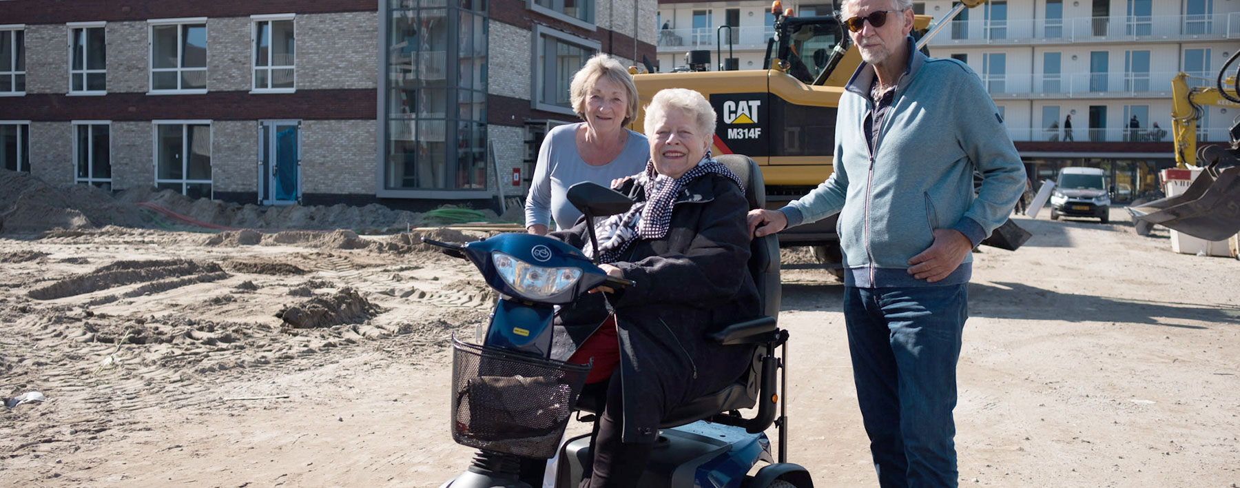 Bewoners Friese Vlaak bij kijkdag zorgcomplex bouw