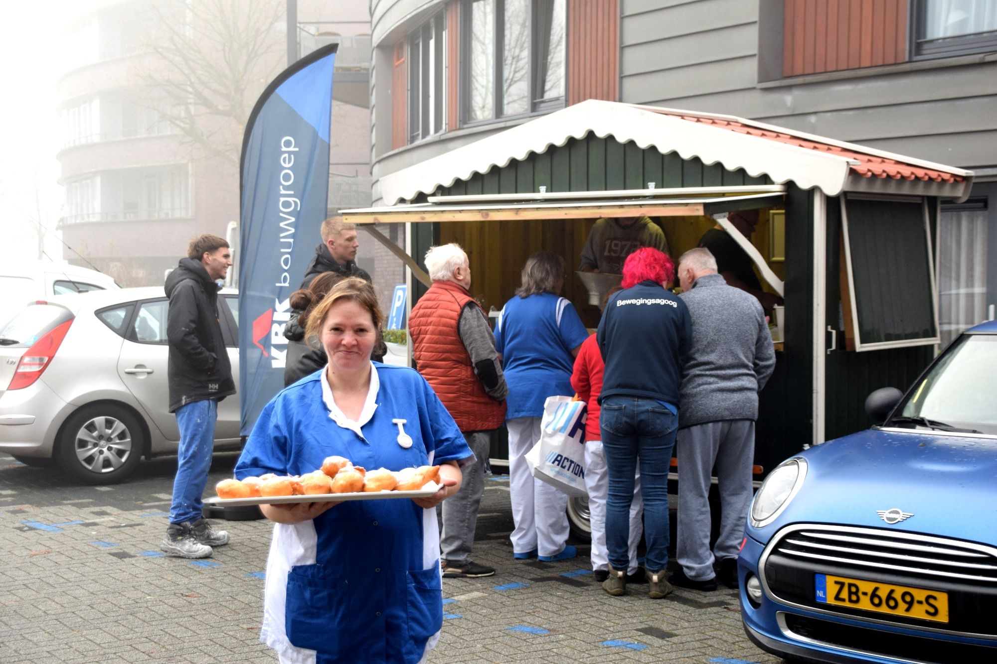 Oliebollen uitdelen bij SInt Jacob door KBK bouwgroep medewerkers