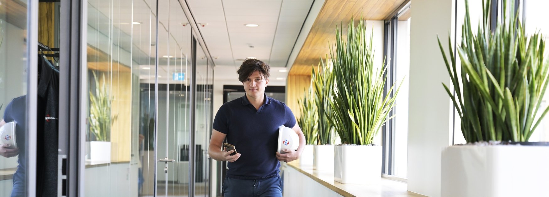 Werknemer van KBK door de gangen van het kantoor