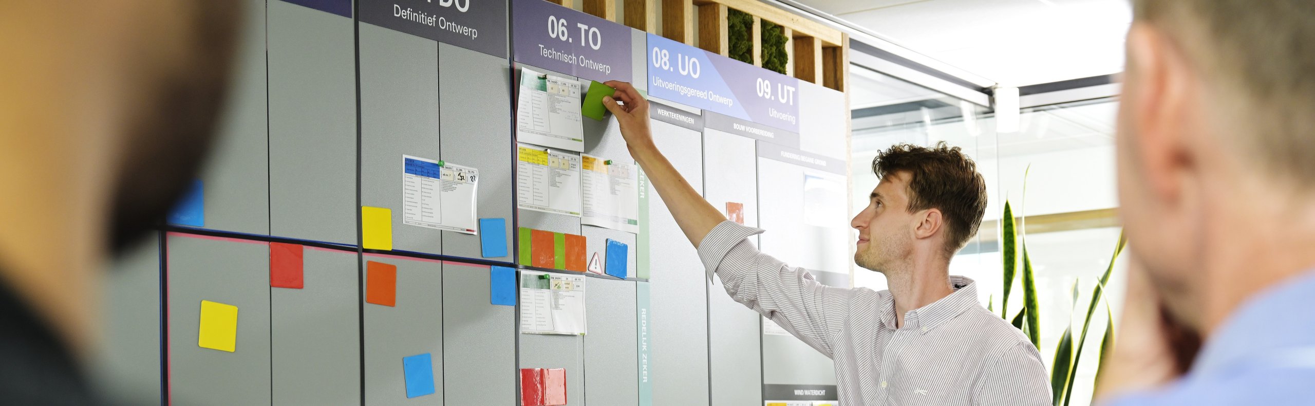 Werkvoorbereider Ard die zijn werk doet