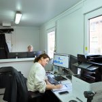 Werkvoorbereidsters in de keet aan het werk op een project