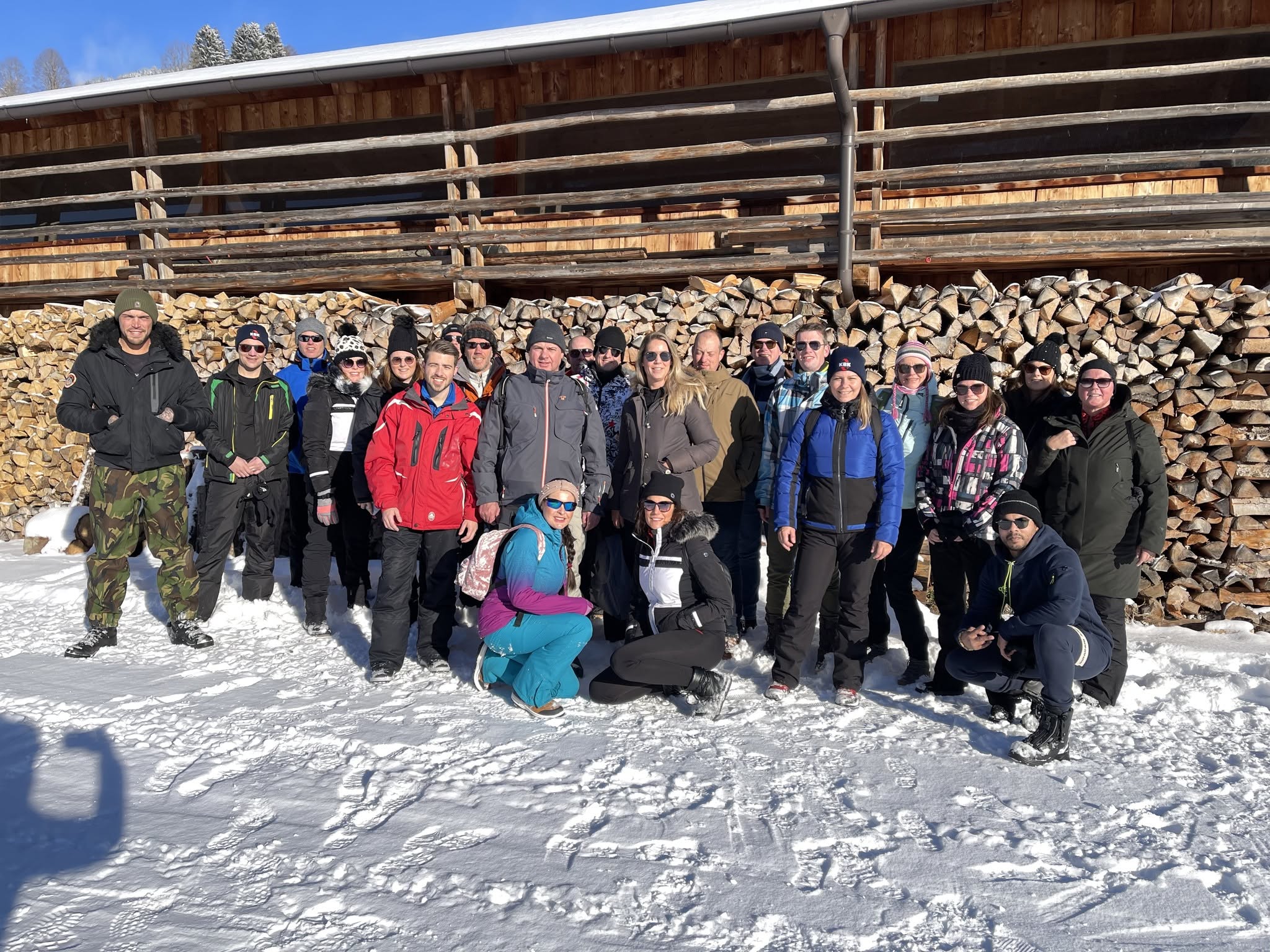 Groepsfoto tijdens wintersport kbk bouwgroep